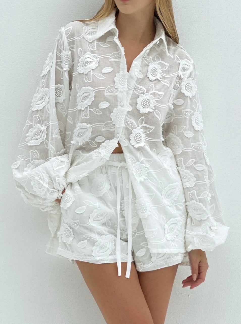 HEMDBLUSE MIT 3D BLUMEN