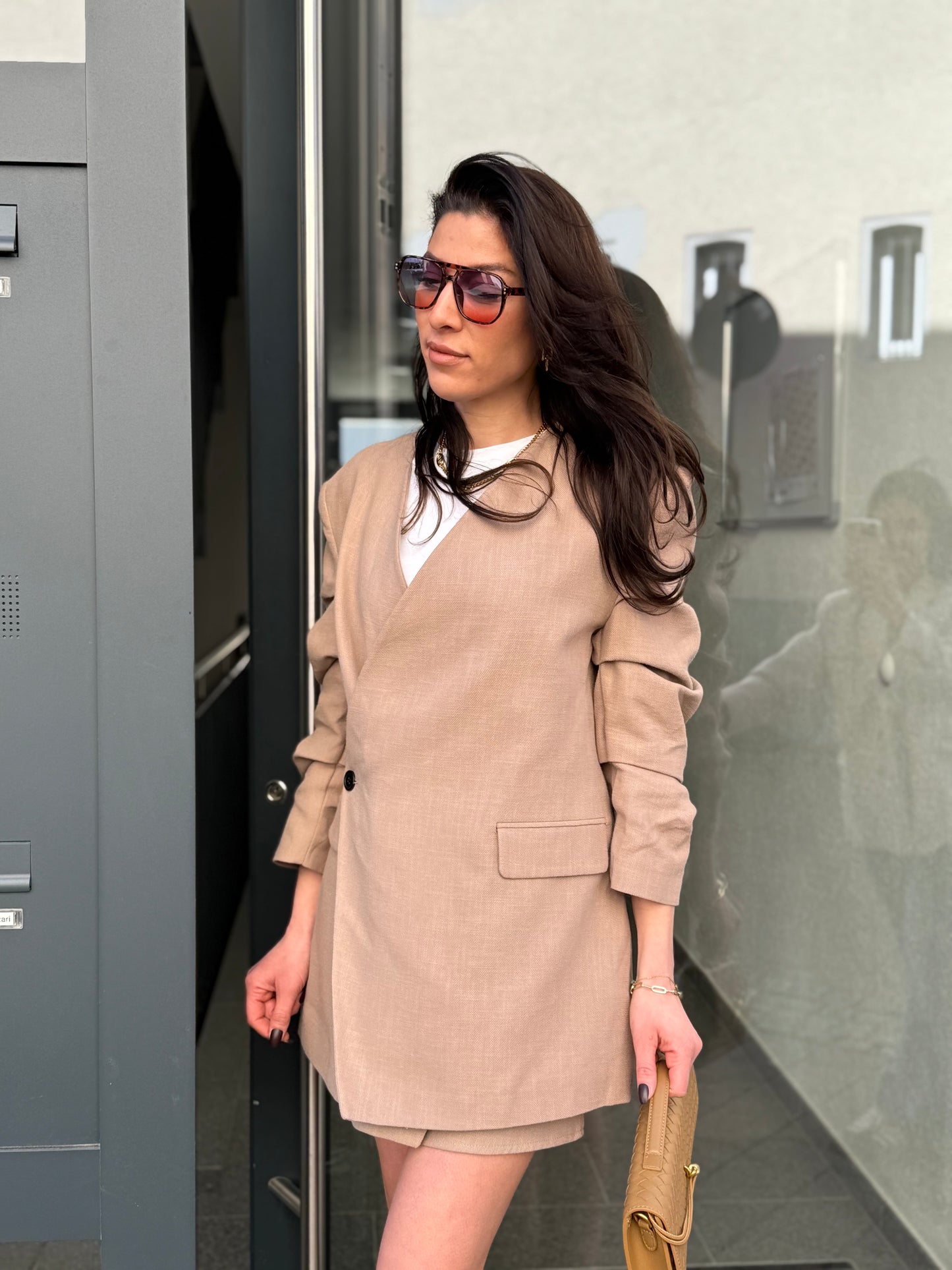 ZWEITEILER MIT ROCK IN LEINENOPTIK TAUPE