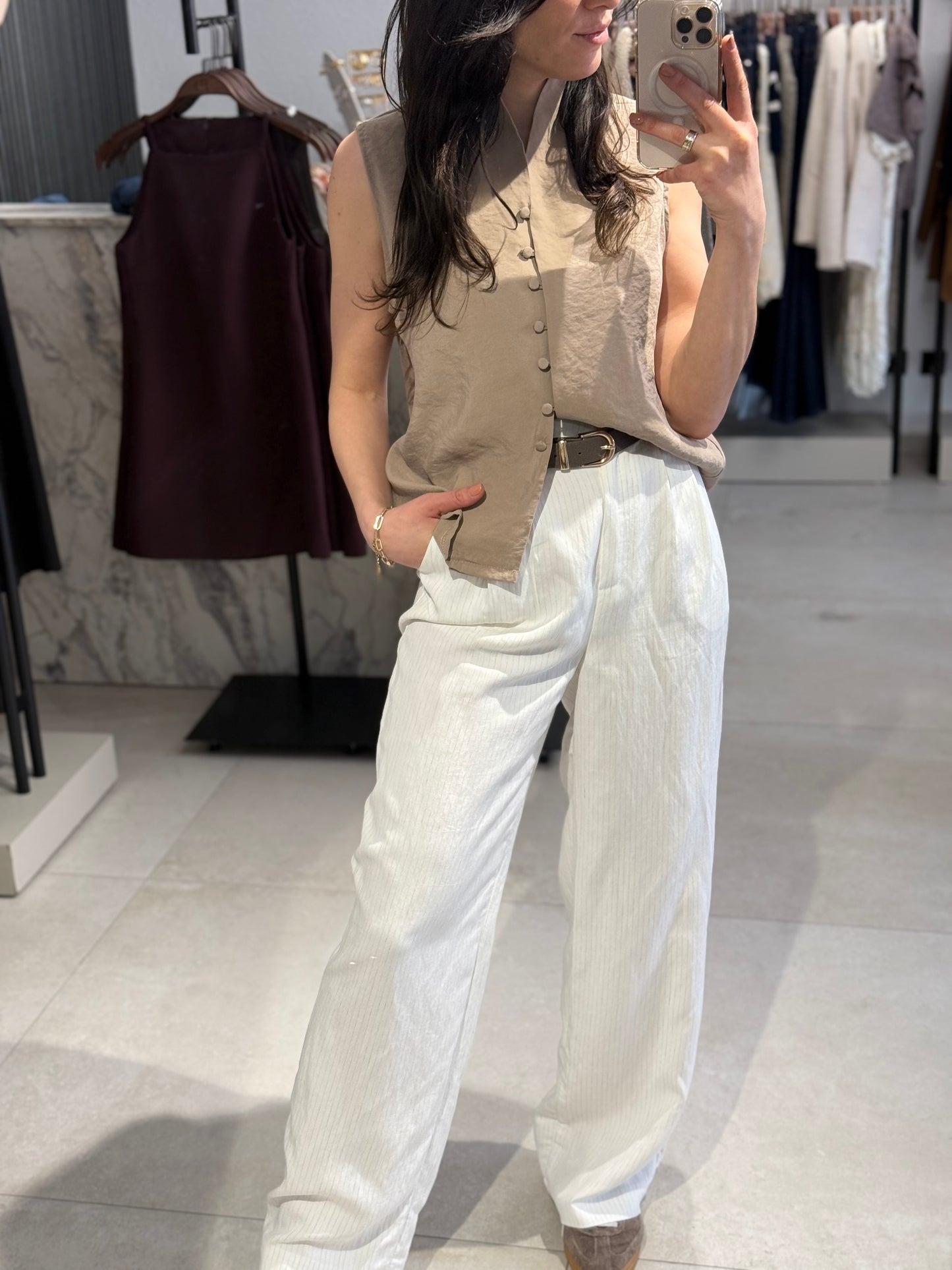 ÄRMELLOSE BLUSE – beige