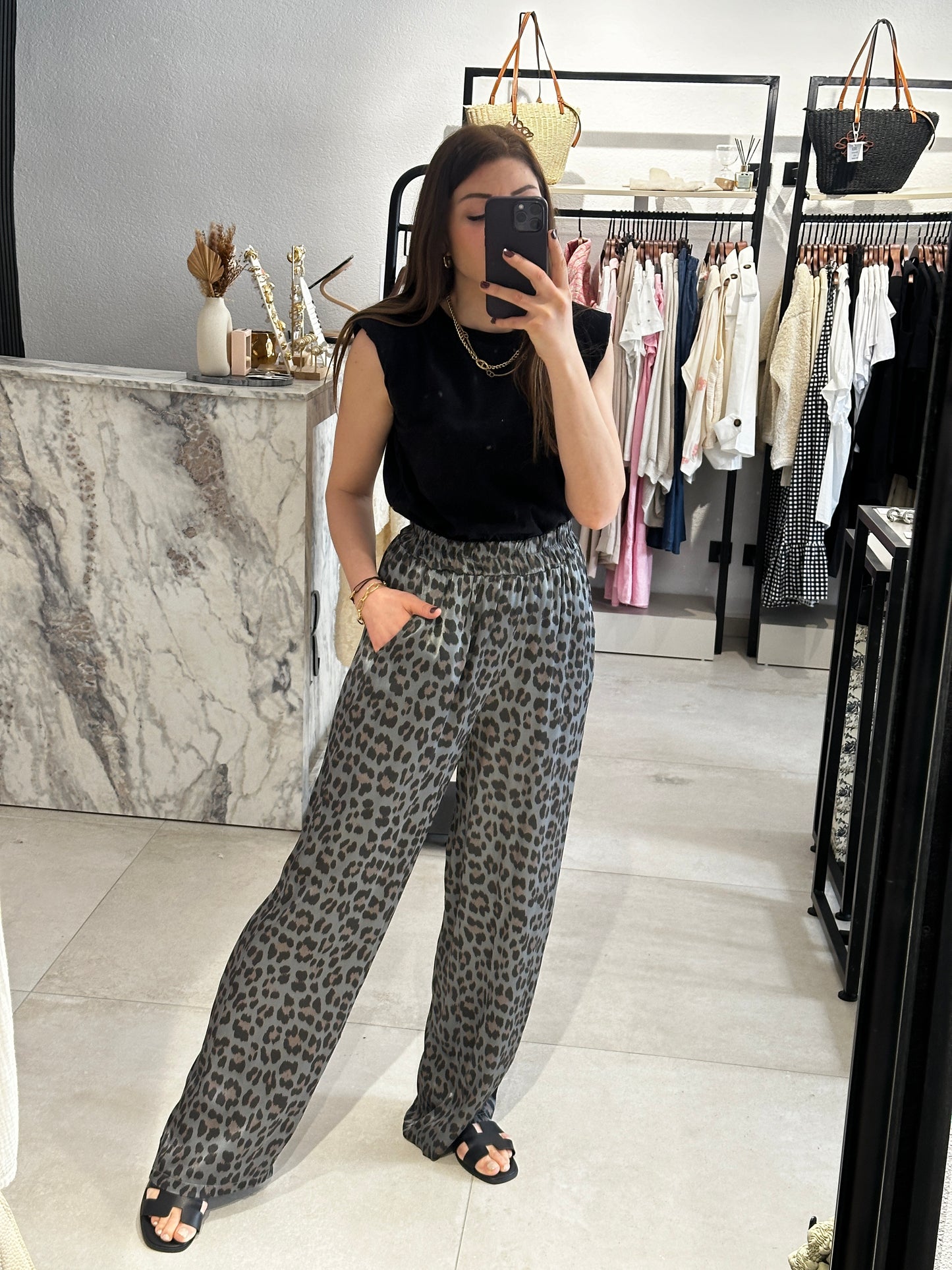 SATIN HOSE MIT LEO-PRINT