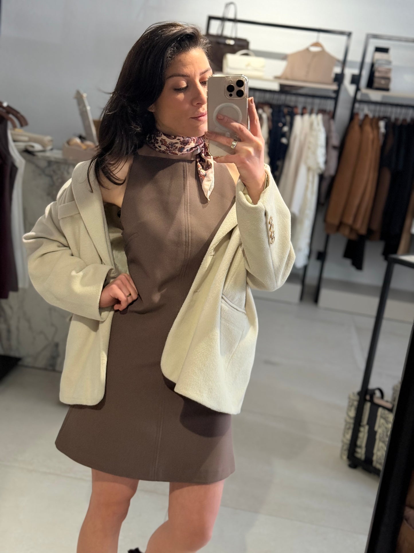 ÄRMELLOSES KLEID MINIMAL CHIC SCHOKOBRAUN