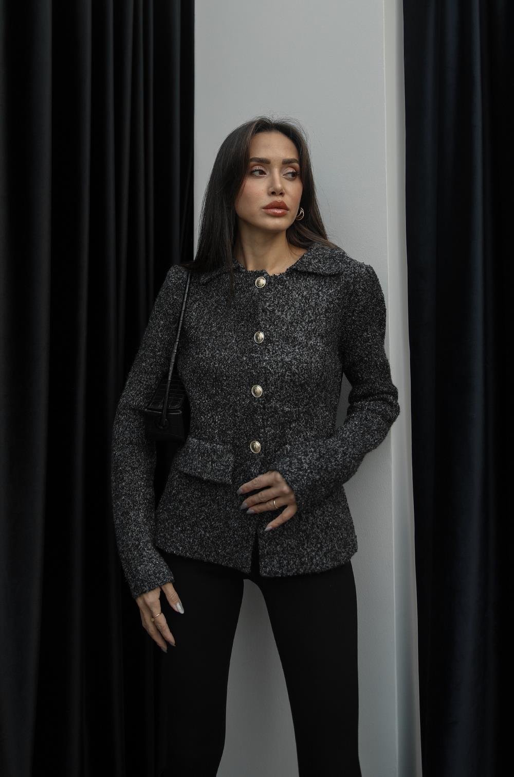ELEGANTE STRICKJACKE MIT KNOPFLEISTE