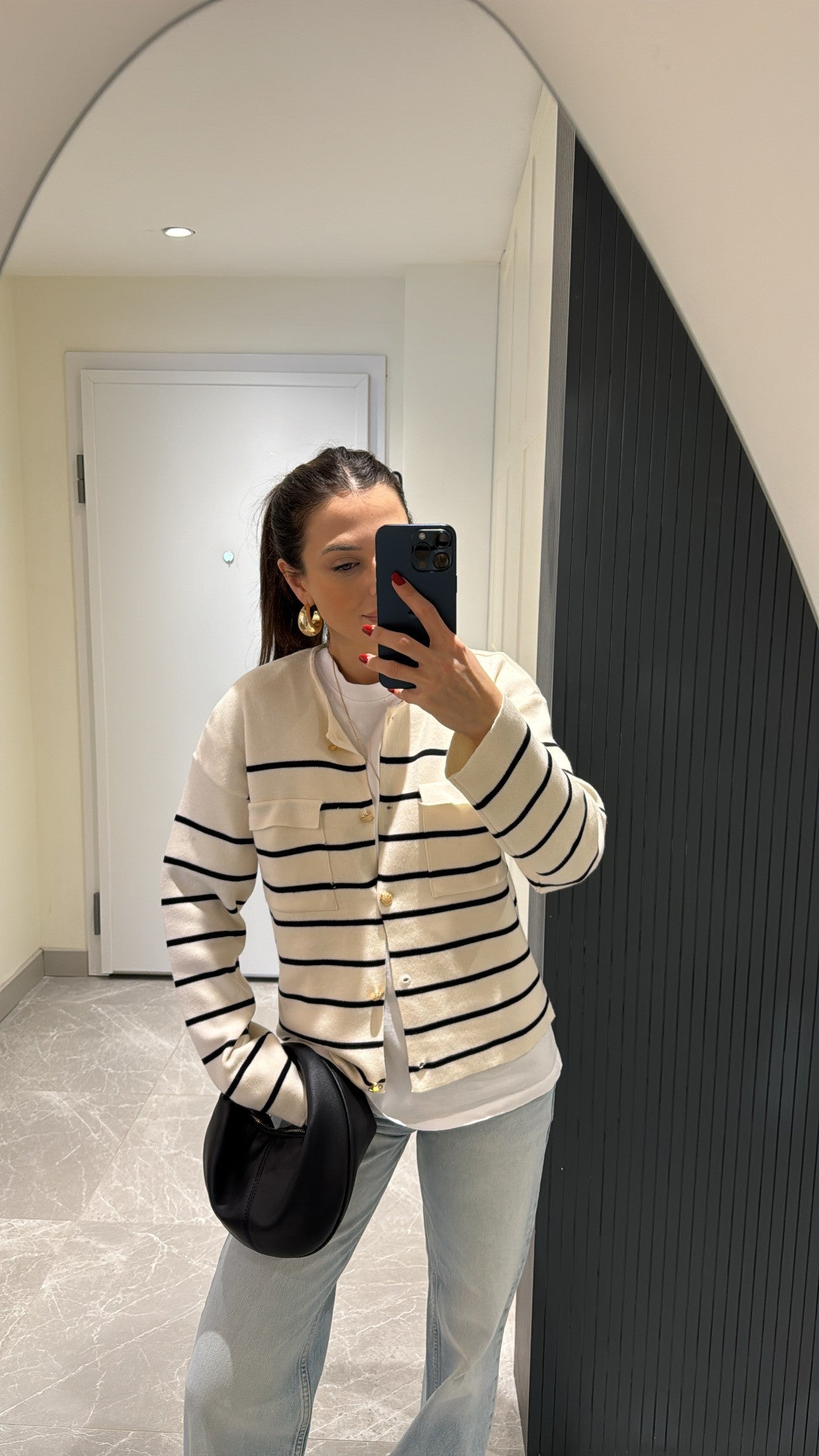 STRICKJACKE MIT GOLDFARBENEN KNÖPFEN