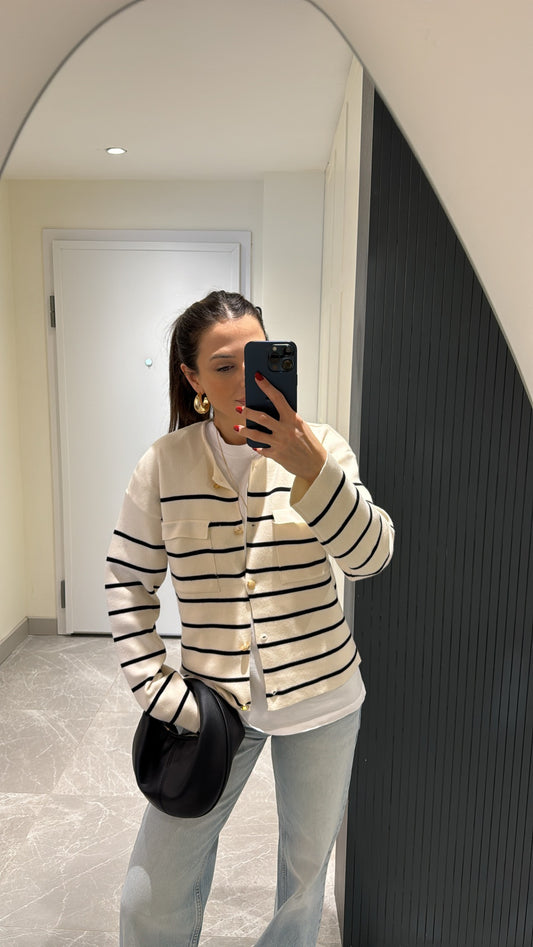 STRICKJACKE MIT GOLDFARBENEN KNÖPFEN