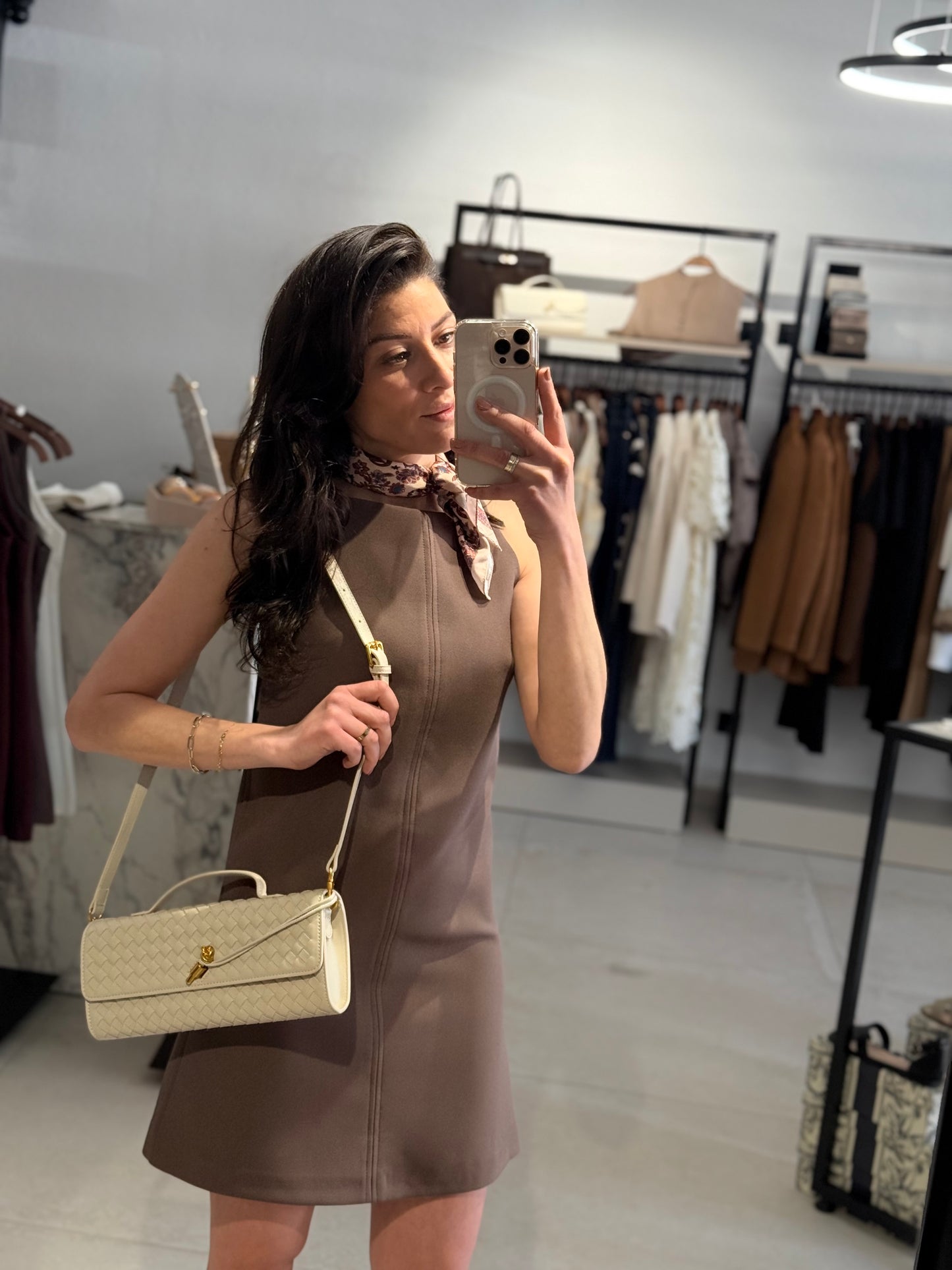 ÄRMELLOSES KLEID MINIMAL CHIC SCHOKOBRAUN