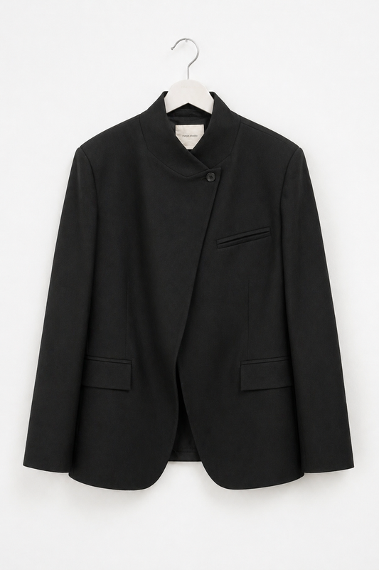 BLACK STRUCTURED BLAZER