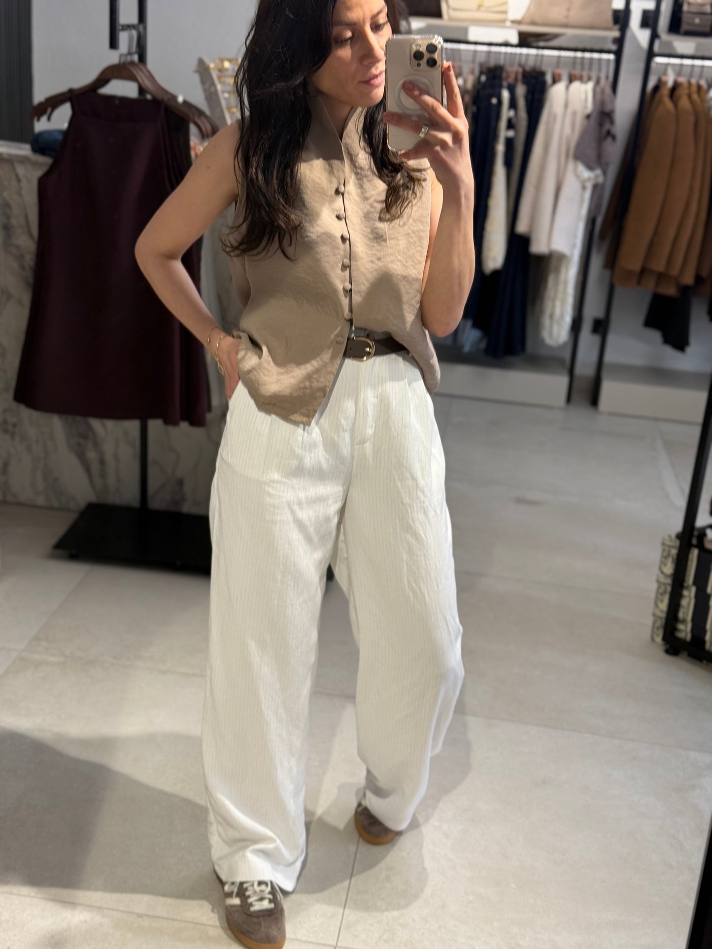 ÄRMELLOSE BLUSE – beige